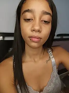 Zoe_Sweett18: διαδικτυακό σόου στην κάμερα