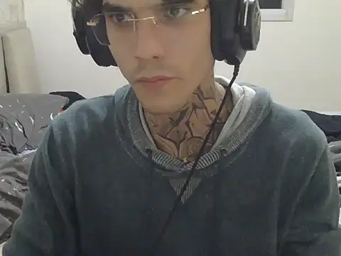 Show modela smokingink na web-kameri