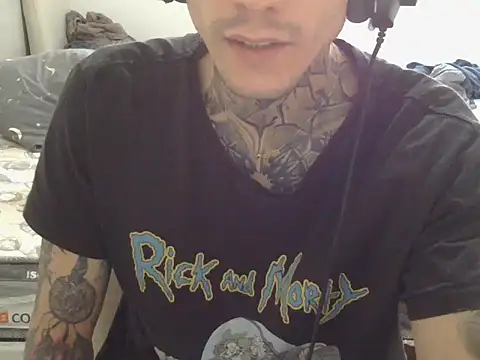 Show modela smokingink na web-kameri