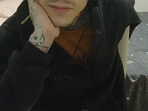 Show modela smokingink na web-kameri