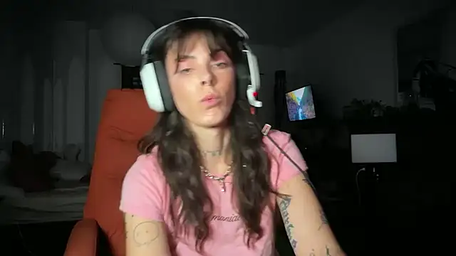 GennaJames Show in webcam