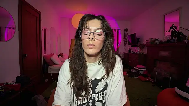 GennaJames Show in webcam