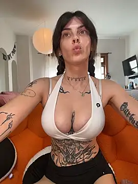 GennaJames Show in webcam