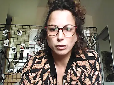 Lela64 Webcam show