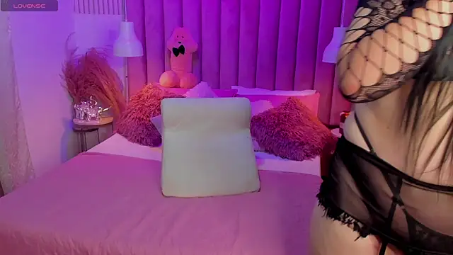 Show modela ScarlettDreamss7 na web-kameri