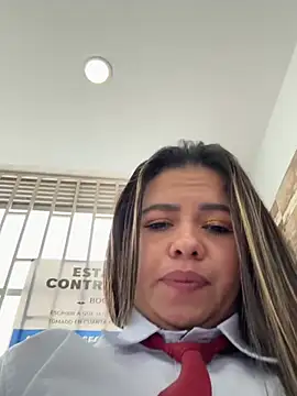 Ariana-07: διαδικτυακό σόου στην κάμερα