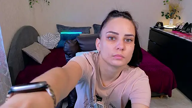 Kriss_brunette_5's Webcam Show