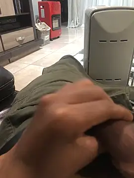 Pokazy przed kamerką – FuckBuddy_Raw