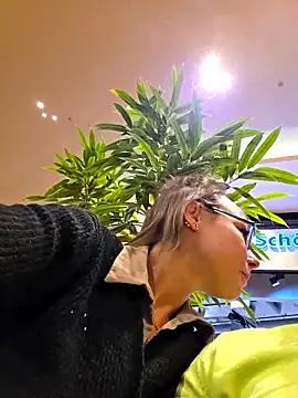 Fuxy-love69: διαδικτυακό σόου στην κάμερα