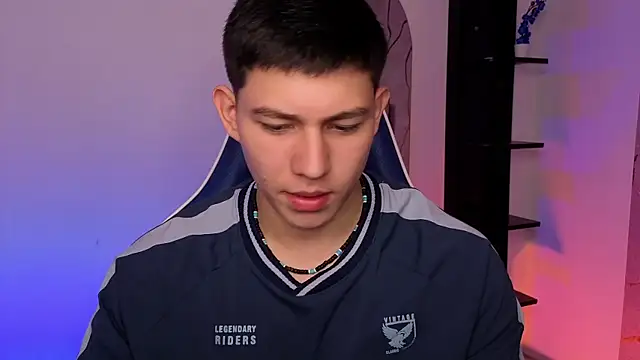 Pokazy przed kamerką – JamesCr_
