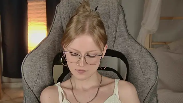Chat XXX en directo de KiraMontoya