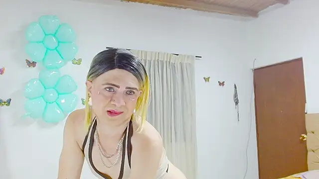 Pokazy przed kamerką – Dolldirtyxxx