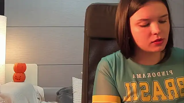 Laraaa_Loom webkamerás műsora
