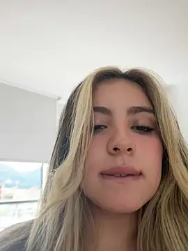 Cloee_Rainbow1's Webcam Show