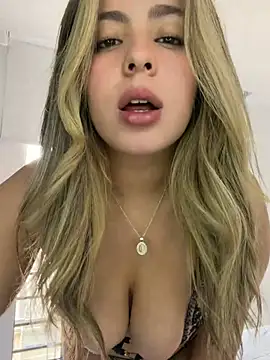Cloee_Rainbow1 Show in webcam