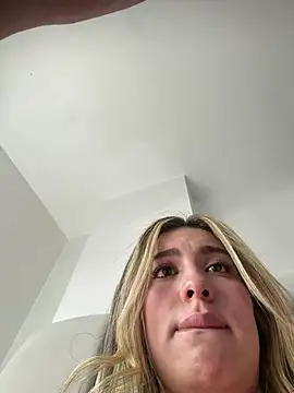 Cloee_Rainbow1's Webcam Show