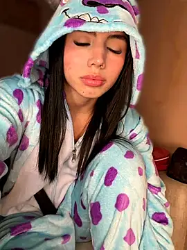 Laura-Khalifa: вебкам-шоу