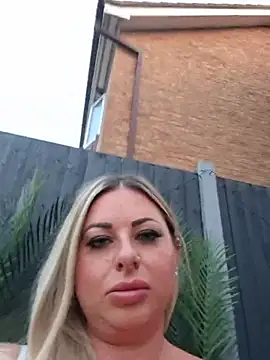 צ'אט XXX בשידור חי של GemaJBusty