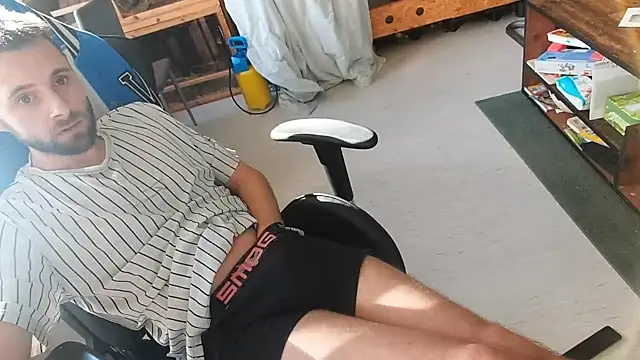 Hot_adem: διαδικτυακό σόου στην κάμερα