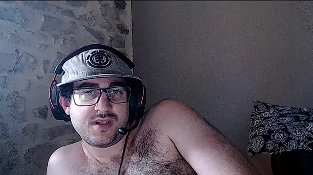 Show modela young_bear06 na web-kameri