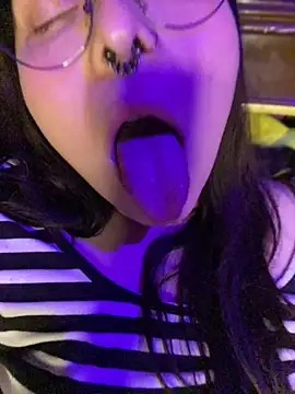 Solo_yoss Show in webcam