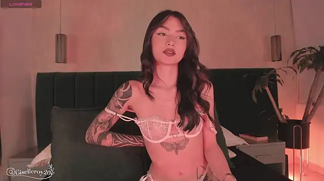 Giselle_royy Show in webcam