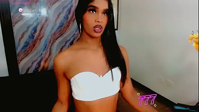 katha_Crawford Show in webcam