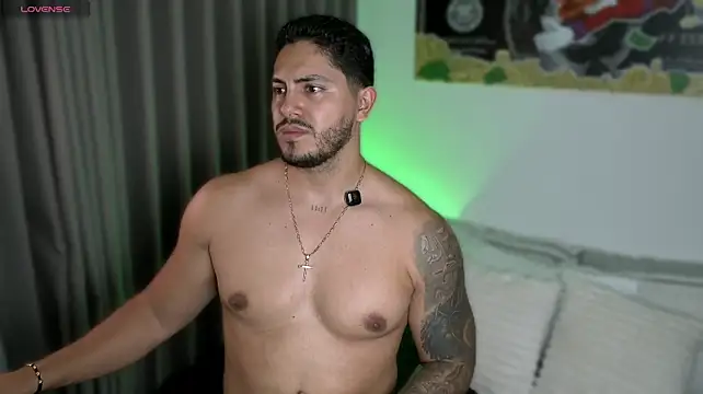 Show modela owen-pierces na web-kameri