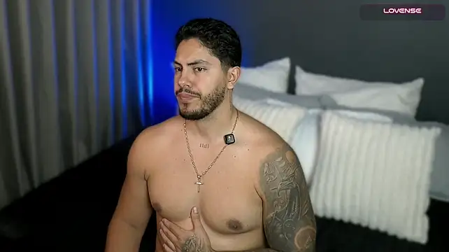 owen-pierces Show in webcam