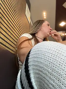 Mona_Plus Show in webcam