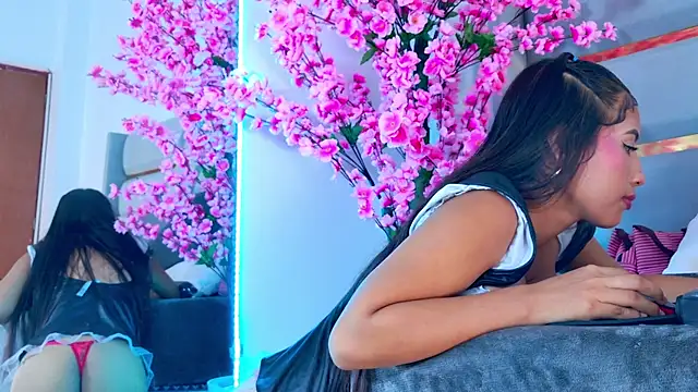 YesyHills Show in webcam