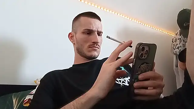 yoyoboy988 Show in webcam