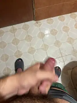 neeee13: διαδικτυακό σόου στην κάμερα