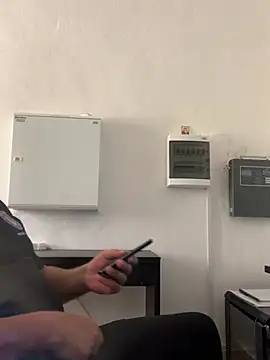 Mike8523: διαδικτυακό σόου στην κάμερα