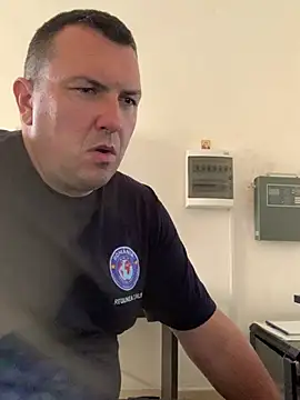 Mike8523: διαδικτυακό σόου στην κάμερα