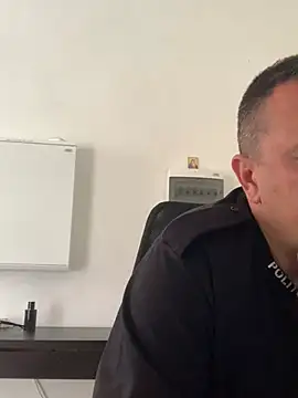 Mike8523: διαδικτυακό σόου στην κάμερα