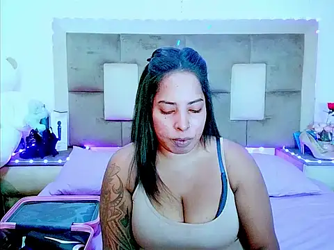 Show modela indiantopaz694u na web-kameri
