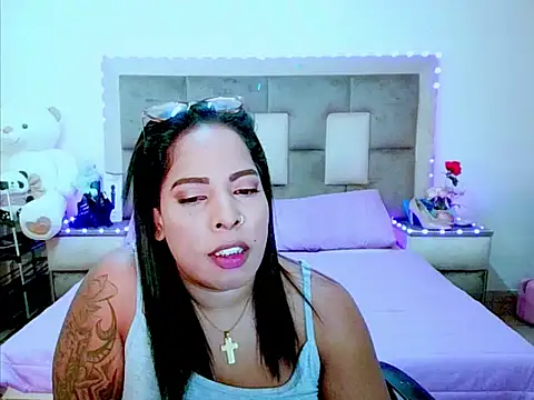 Show modela indiantopaz694u na web-kameri