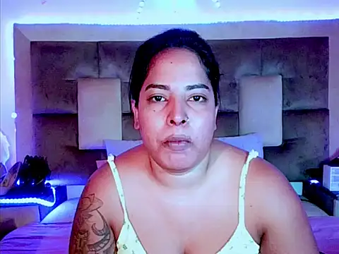 Show modela indiantopaz694u na web-kameri