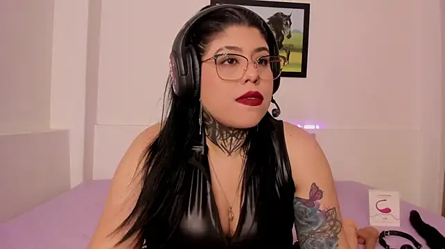 Pertunjukan Kamera Web Veronika_metal