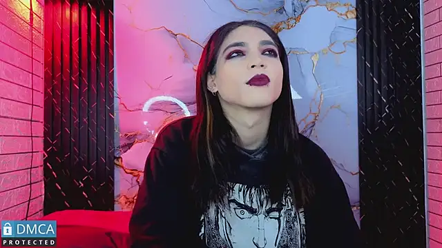 MaeveKuro webcam show
