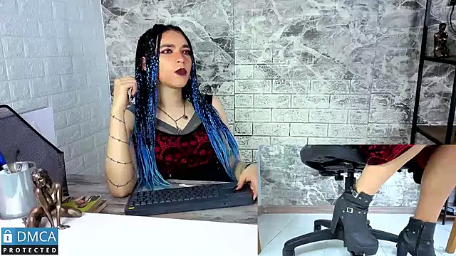 MaeveKuro Show in webcam