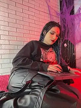 הופעת וובקאם של MaeveKuro