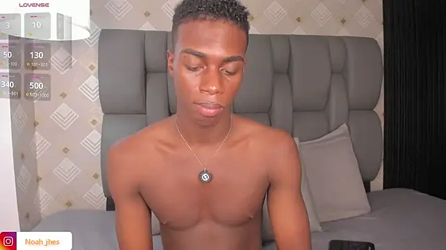 noah_johes Show in webcam
