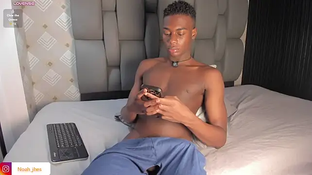noah_johes Show in webcam