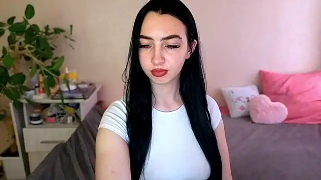 WildKittenX_ Adlı Modelin Canlı XXX Sohbeti