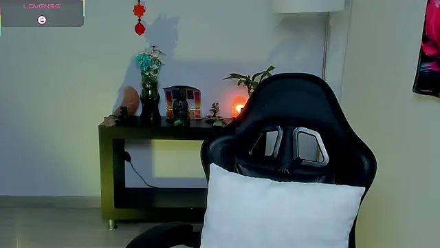 חדר צ'אט בשידור חי של Sara_Charmy