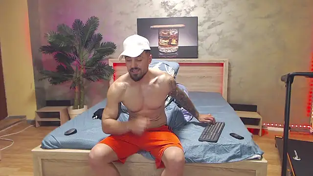 Tiberius_hunk: διαδικτυακό σόου στην κάμερα