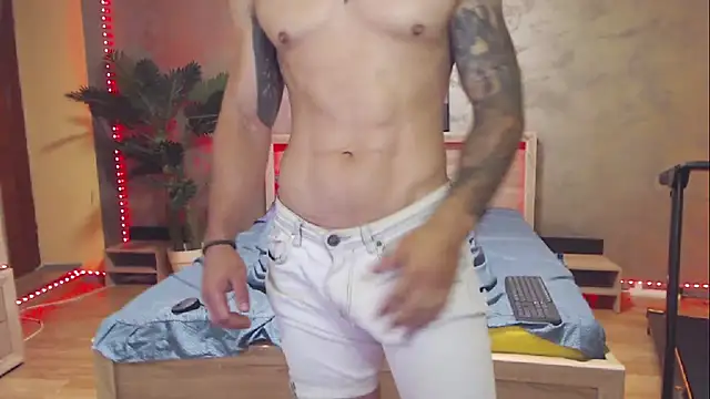 Show modela Tiberius_hunk na web-kameri
