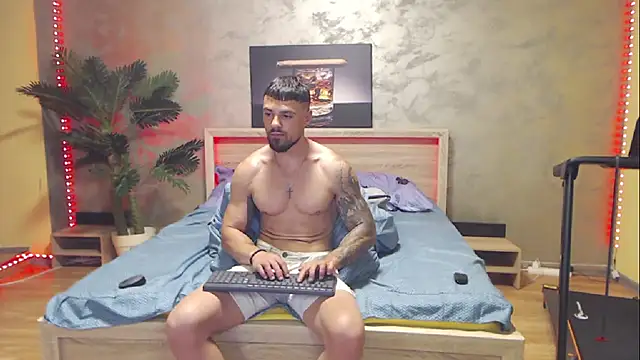 Tiberius_hunk: διαδικτυακό σόου στην κάμερα